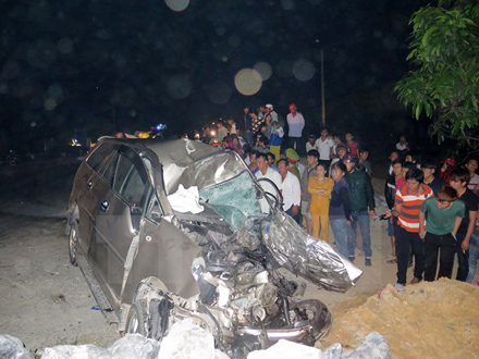 Xe ô ô 7 chỗ bị nát phần đầu sau khi xảy ra tai nạn.